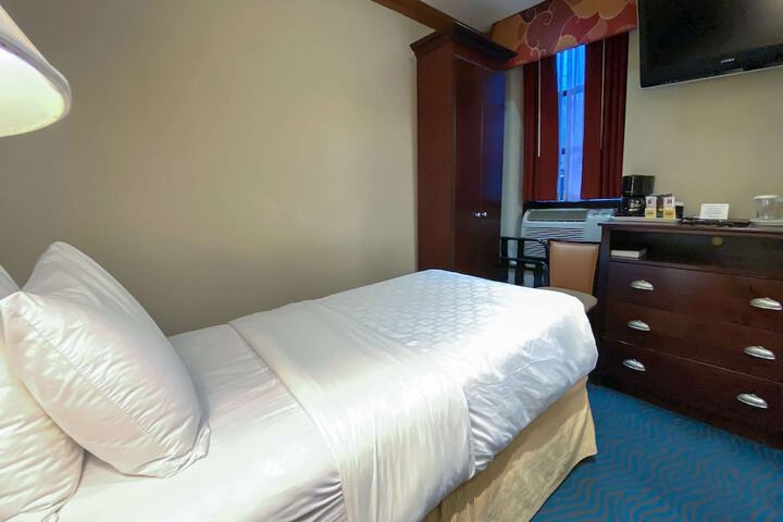 Room 14 of 33