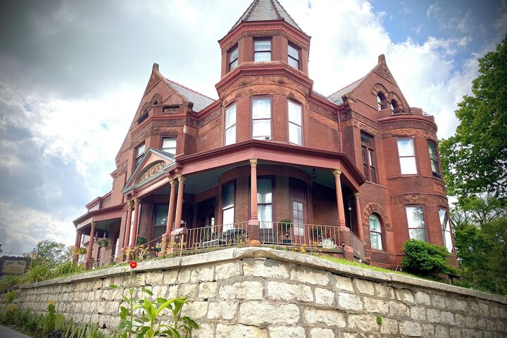 Vineyard Mansion & Carriage House Bed & Breakfast