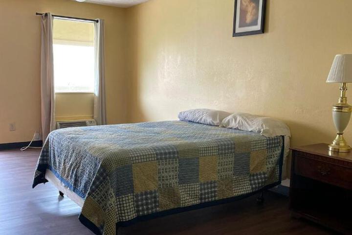 DELUXE INN