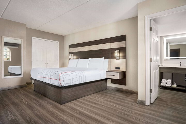 Room 8 of 32