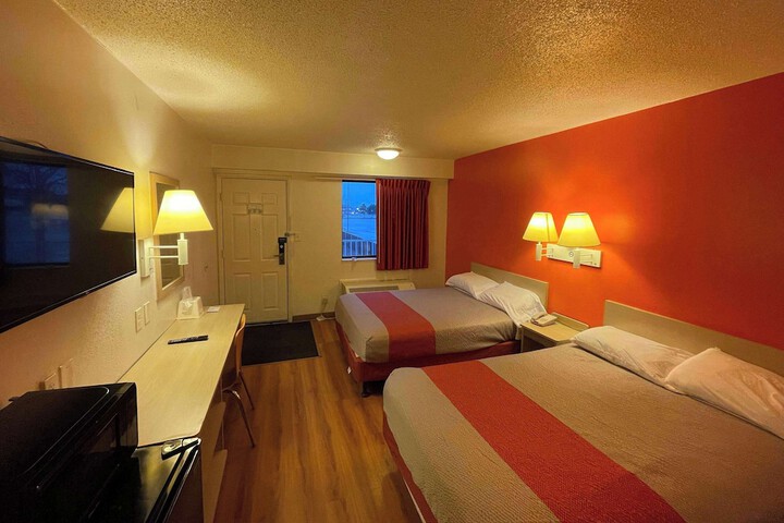 Room 10 of 17