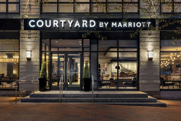 Courtyard Portland Downtown / Waterfront