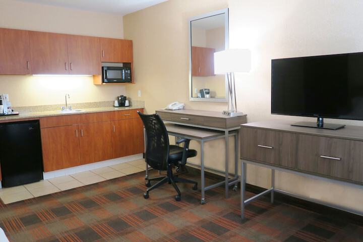 Holiday Inn Express & Suites Elk Grove Central - Hwy 99 by IHG