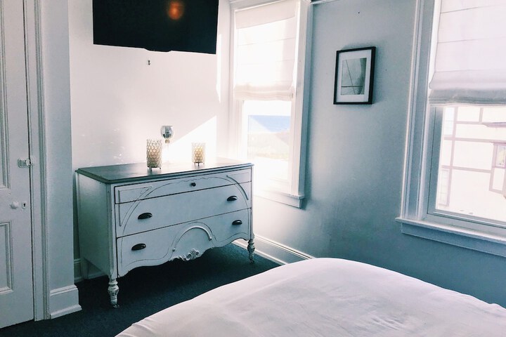 Room 105 of 183