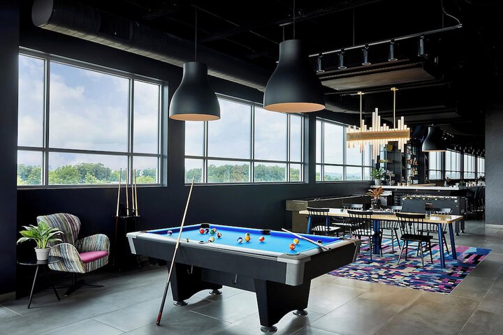 Lounge 46 of 51