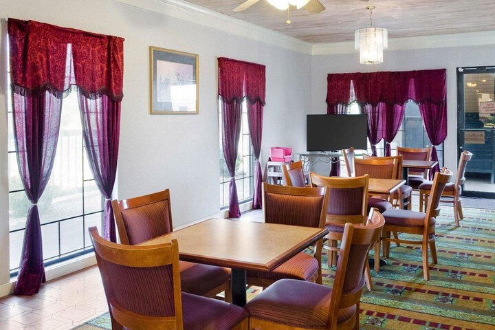 Econo Lodge Canton I-55