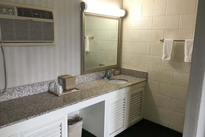 Room 27 of 32