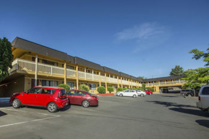 Econo Lodge Inn & Suites