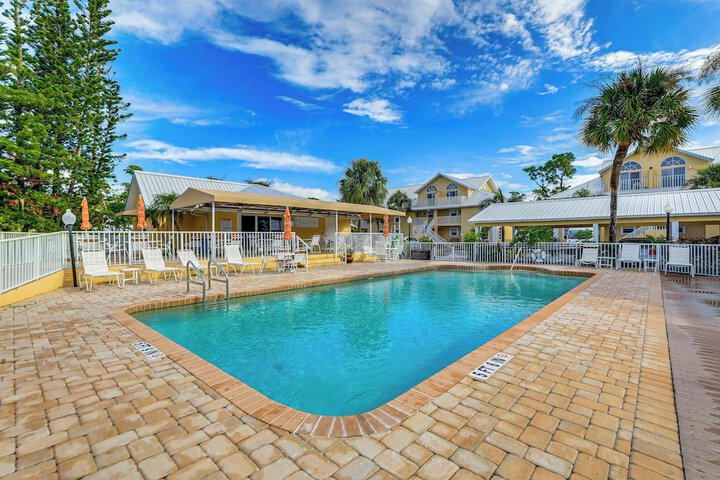 8 Mi to Beach w / Pool Access: Englewood Condo!