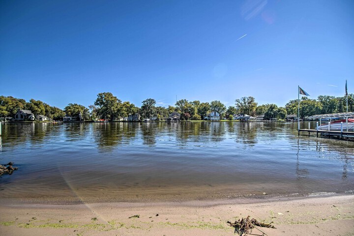 Home on Fox River: Modern Decor Style!