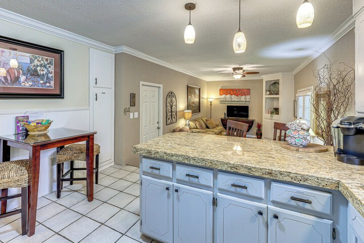 Sunroom & Yard: Charming Hot Springs Home!