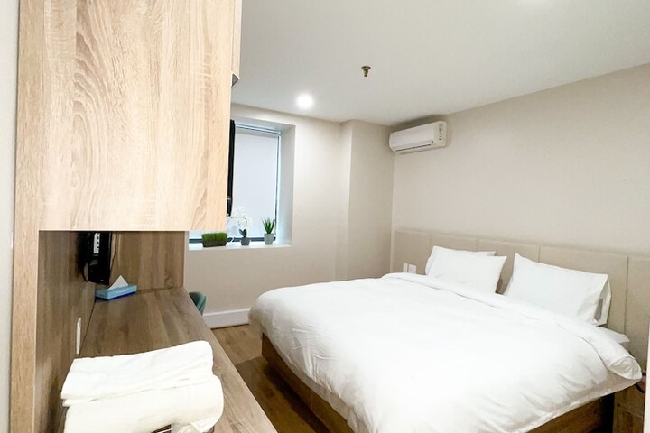 Room 9 of 42