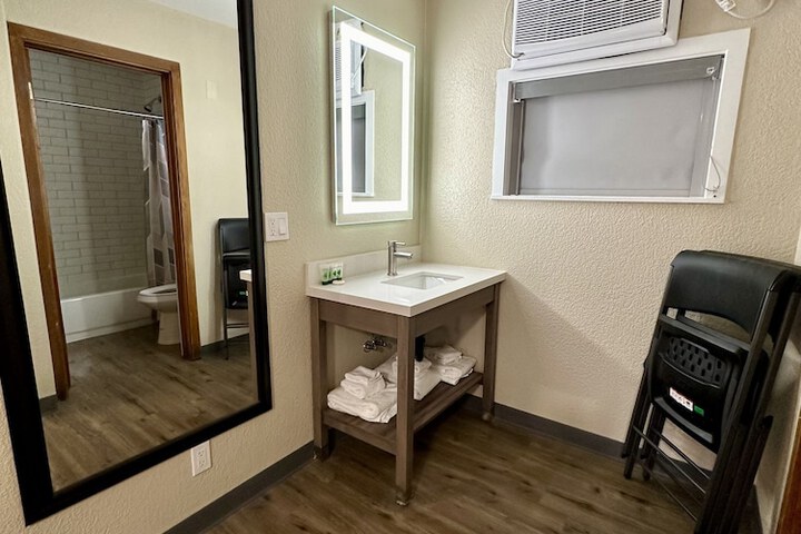 Room 9 of 42