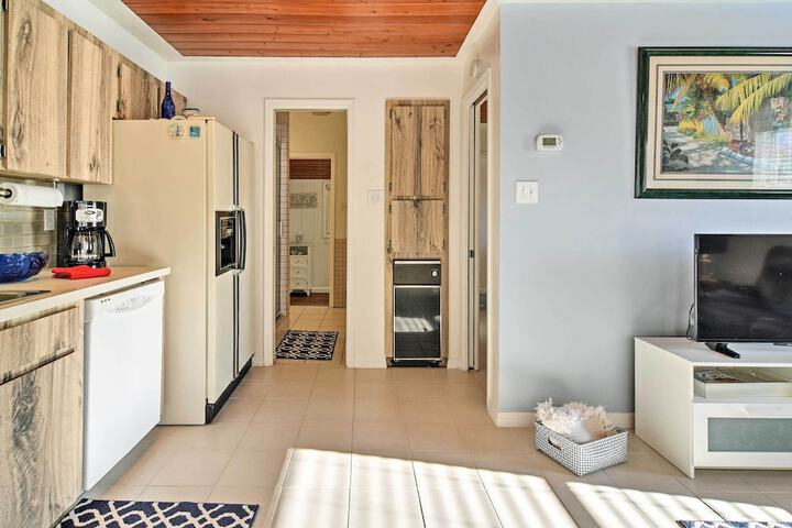 Steps to Beach Cabana: Indian Shores Cottage
