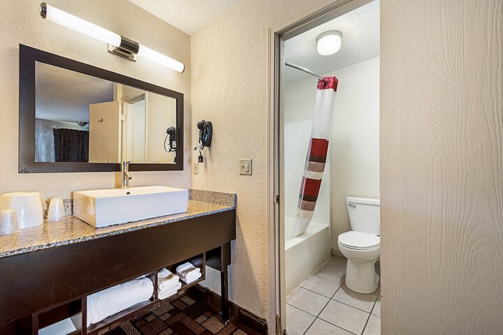 Room 25 of 28