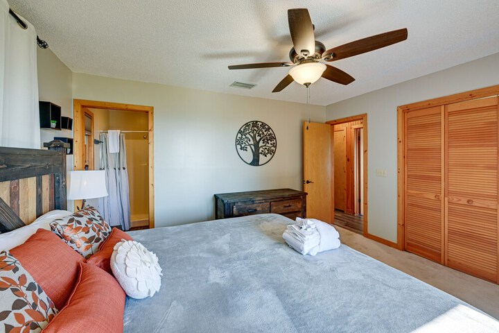 Cullowhee Mountain Retreat w / Deck and Fire Pit!