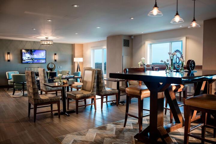 Lounge 44 of 48