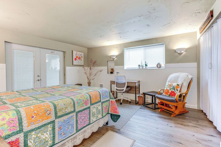 Charming Updated Retreat Walk to Lake Stevens!