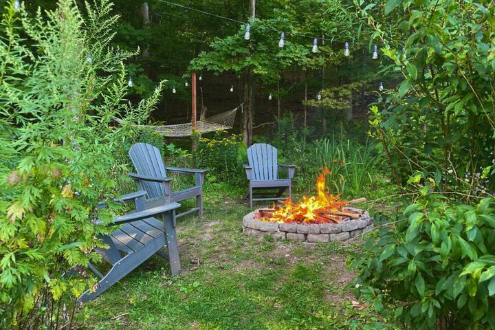 Cozy Cottage with Jacuzzi Sauna, Fire Pit and Reading Nook!