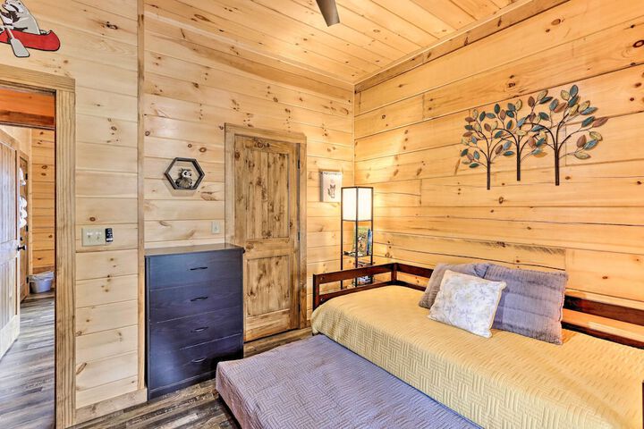 Coosawattee River Resort Cabin w / Private Hot Tub!