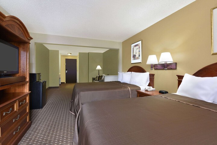 Howard Johnson Hotel & Suites by Wyndham Allentown / Dorney