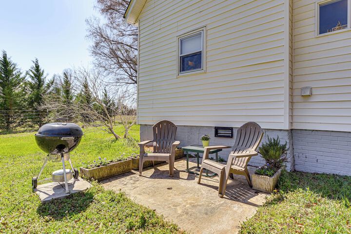 the Farmhouse in Fort Lawn w / Fire Pit & Deck!