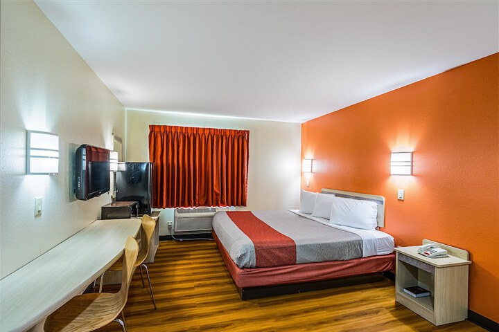 Room 26 of 38