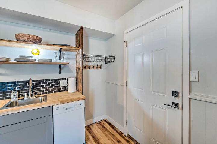 Breezy-chic Apartment - Steps to Geneva Lake!