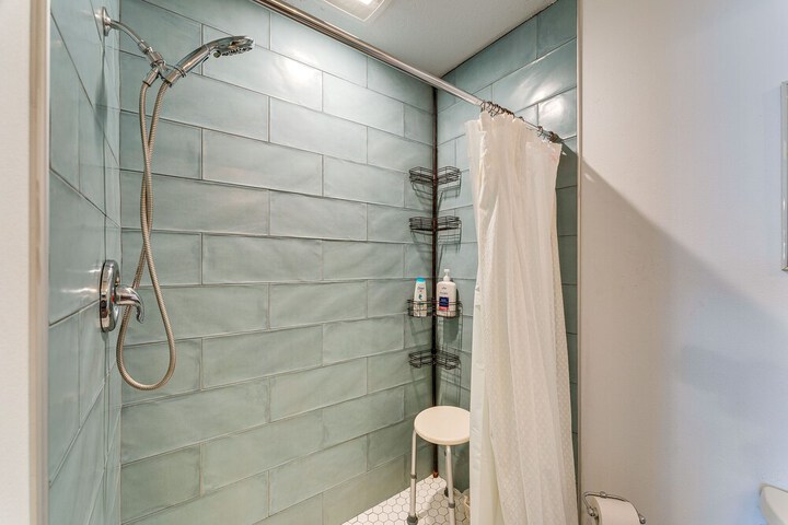 Breezy Englewood Condo w / Community Pool!