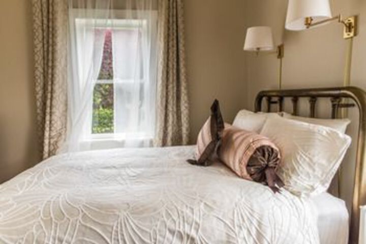 Oak Bay Guest House Bed & Breakfast