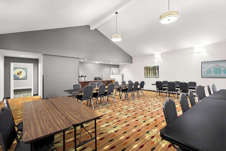 Best Western Luxbury Inn Fort Wayne