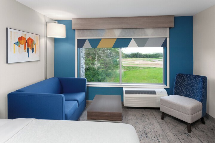 Holiday Inn Express & Suites Reedsburg - Dells Area by IHG