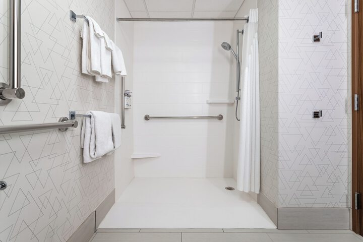 Holiday Inn Express & Suites Vadnais Heights by IHG