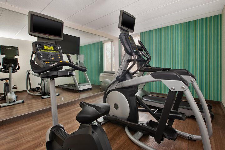 Holiday Inn Express Fairfax - Arlington Boulevard by IHG