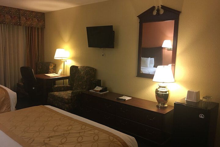 Days Inn & Suites by Wyndham Red Rock-Gallup