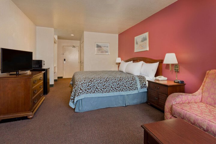 Days Inn by Wyndham Lathrop