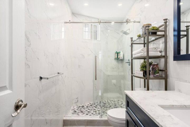 Modern 3 Bed Apt Parking W D
