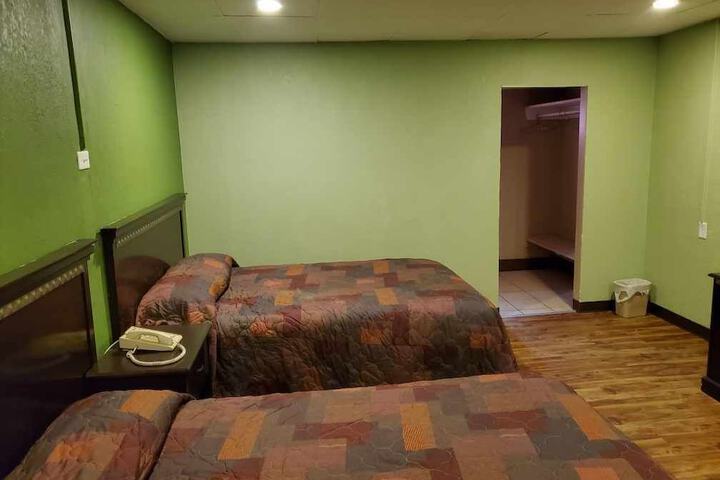 Room 4 of 10