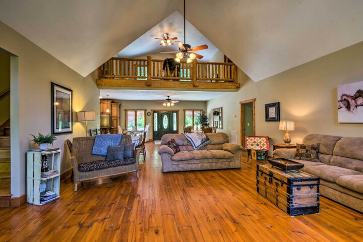 Tryon House w / Hot Tub - Near Equestrian Centers!