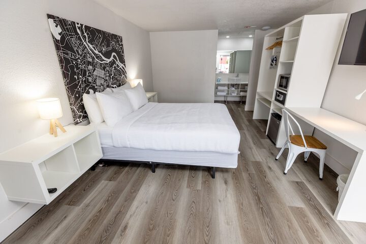 Room 33 of 48