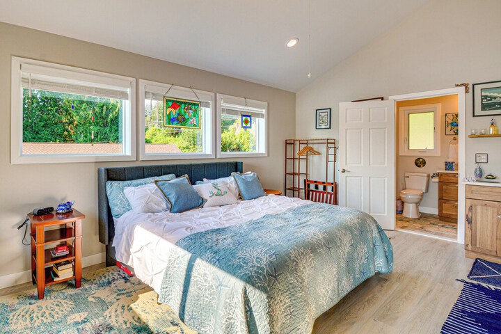 Bremerton Studio w / Bay View: Beach Access!