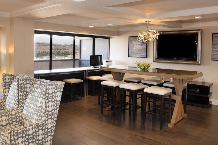 Lounge 103 of 114