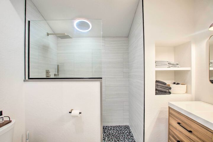 A Contemporary Dream: Lakefront Rathdrum Oasis!
