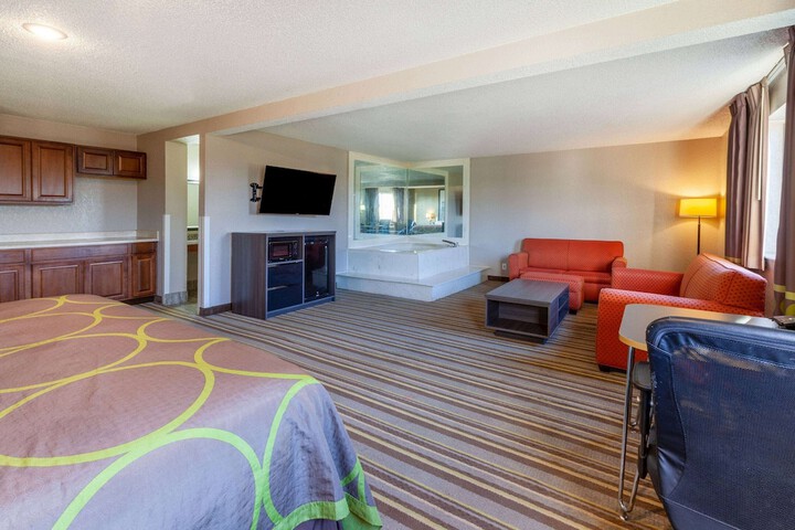 Super 8 by Wyndham Roseville / Detroit Area