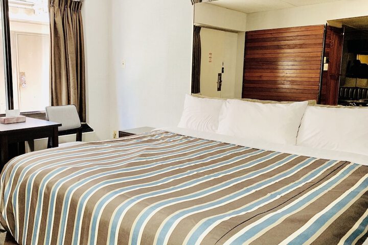 Room 18 of 32
