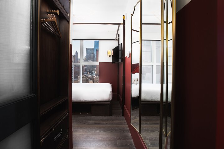 Room 32 of 66