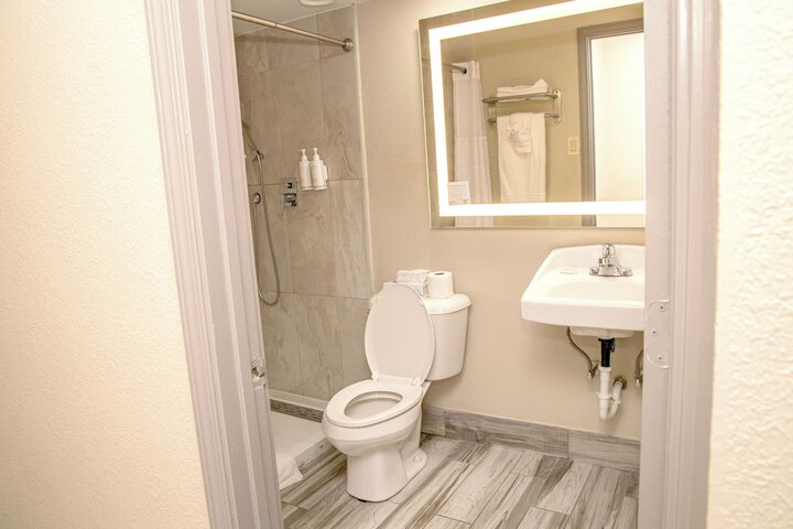 Days Inn and Suites by Wyndham Hammond IN