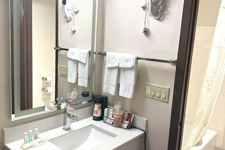 Room 34 of 163
