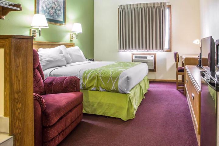 Econo Lodge Inn & Suites