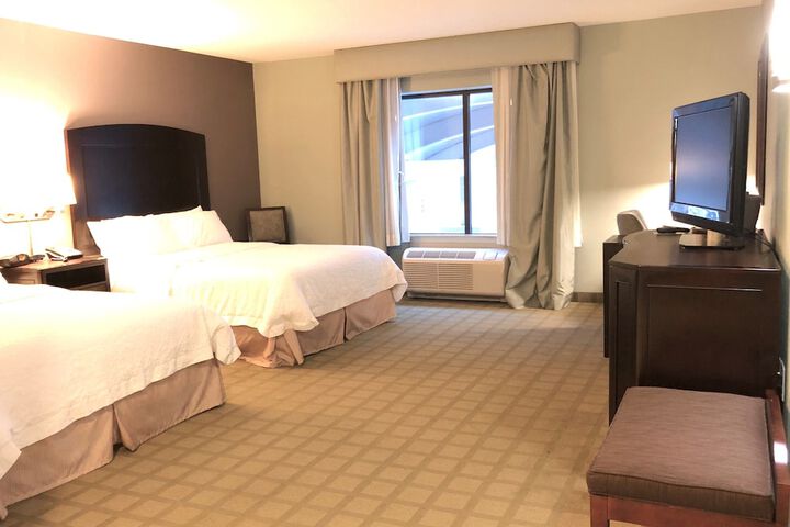 Hampton Inn & Suites Detroit-Canton